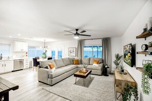 Smart-tv, videospelletjes, een tafeltennistafel en boeken