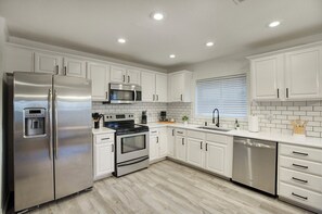 雪櫃、微波爐、焗爐、爐具