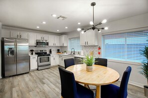 雪櫃、微波爐、焗爐、爐具