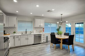 Fridge, microwave, oven, stovetop - Downtown Gilbert • Hot Tub • Glow Golf • Game Room • Sleeps 12 (Gilbert)
