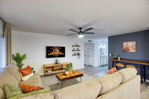 智能電視、電子遊戲、乒乓球設施、書籍