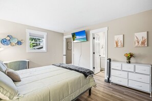 Desk, WiFi, bed sheets - Lake Trace Retreat near Carolina Trace CC (Sanford)