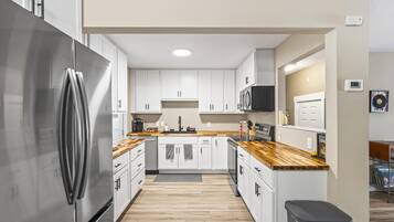 Jääkaappi, mikroaaltouuni, uuni, liesi