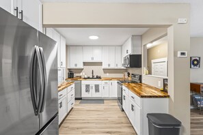 Fridge, microwave, oven, stovetop - Lake Trace Retreat near Carolina Trace CC (Sanford)