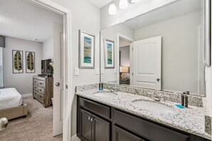 6 bedrooms, iron/ironing board, WiFi, bed sheets - 6BR Pool Hottub Game Theatre Room Free WaterPark (Davenport)