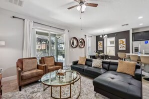 Living area - 6BR Pool Hottub Game Theatre Room Free WaterPark (Davenport)