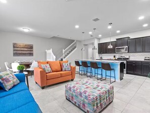 Living area - Near Disney/Heated Pool/Pets ok/free waterpark (Davenport)