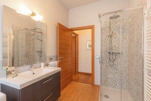 Shower, hair dryer, bidet, towels - VeronaLodge Trilo
Hospitality and Comfort in the Heart of Verona (Verona)