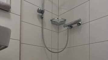 Haartrockner, Handtücher, Seife, Toilettenpapier