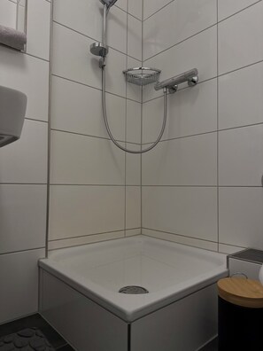 Een haardroger, handdoeken, zeep, toiletpapier