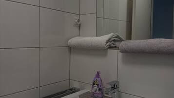 Haartrockner, Handtücher, Seife, Toilettenpapier