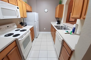 Cookware/dishes/utensils - Windsor Hills 3BR Condo Near Disney Parks (Kissimmee)