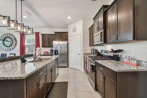Private kitchen - Jacuzzi/Htd Pool/Game room/Themed bdrms/Pet frndly (Davenport)