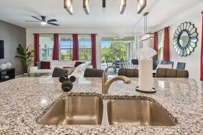 Interior - Jacuzzi/Htd Pool/Game room/Themed bdrms/Pet frndly (Davenport)