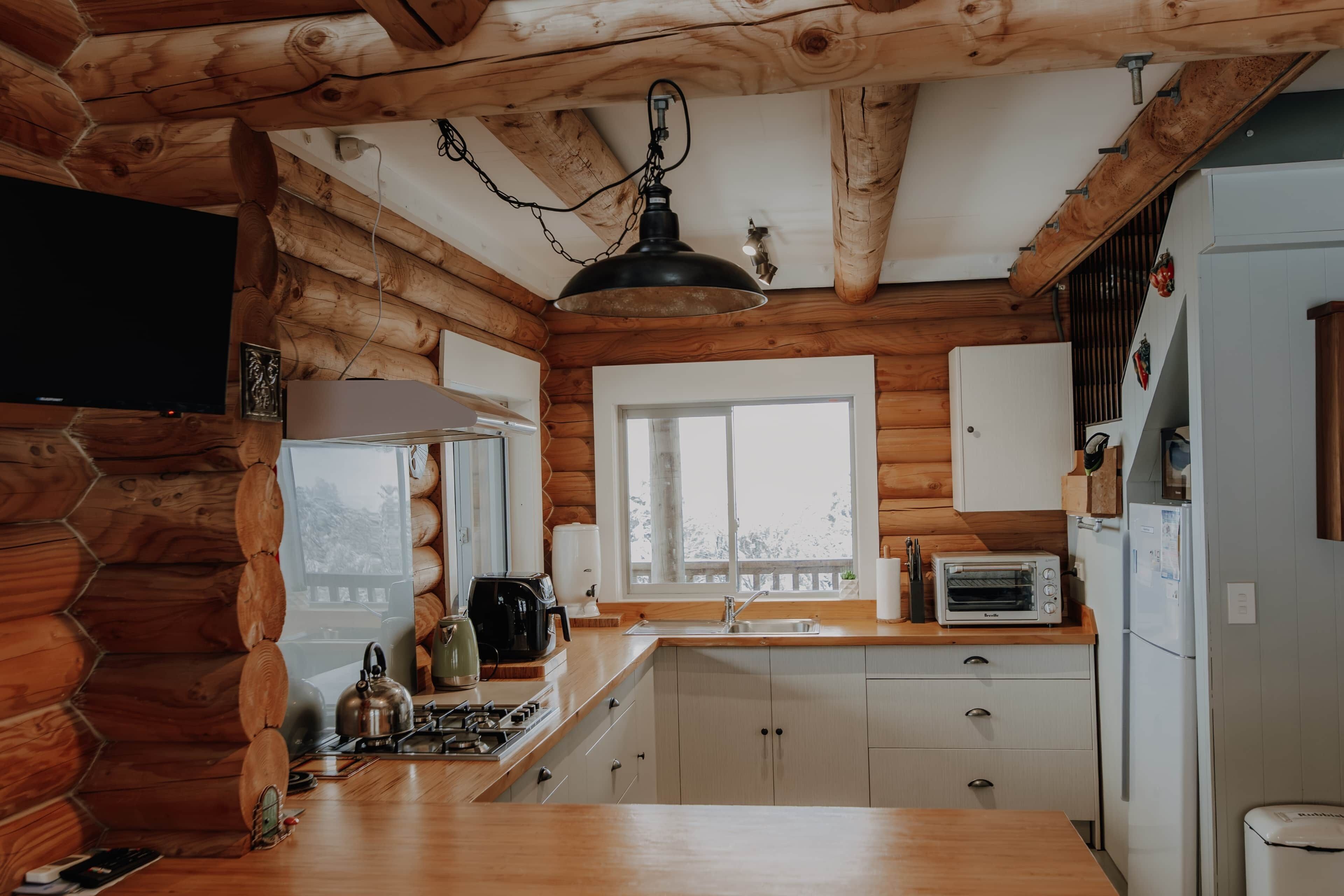 Geladeira, micro-ondas, cooktop, torradeira