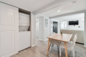 Dining - Walk to bars, coffee, eat-wrkspace-pet friendly (Orlando)