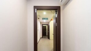 A hallway with a sign indicating the direction to the kitchen. - Hotel O Rg Motel (Temin)