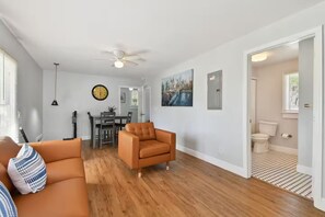 Living area - Walk to bars, coffee, eateries-King bed-workspace (Orlando)