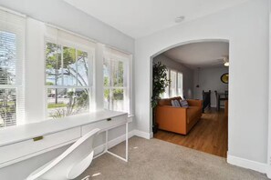 Interior - Walk to bars, coffee, eateries-King bed-workspace (Orlando)