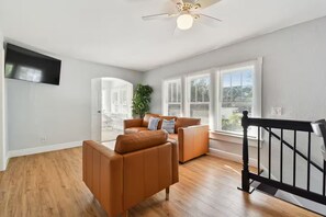 Living area - Walk to bars, coffee, eateries-King bed-workspace (Orlando)