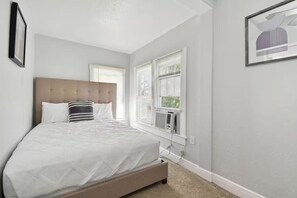 2 bedrooms, WiFi, bed sheets - Walk to bars, coffee, eateries-King bed-workspace (Orlando)