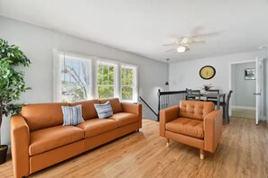 Living area - Walk to bars, coffee, eateries-King bed-workspace (Orlando)