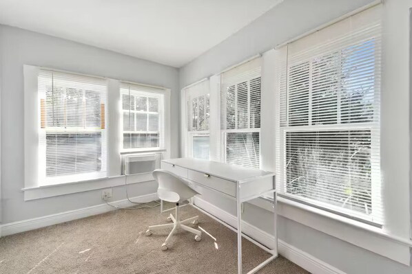 Interior - Walk to bars, coffee, eateries-King bed-workspace (Orlando)