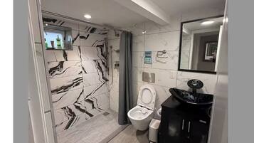 Een douche, een haardroger, handdoeken, zeep