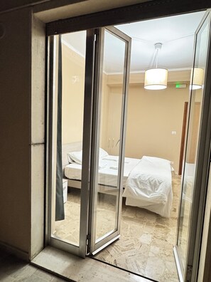 Iron/ironing board, WiFi, bed sheets