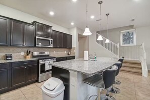 Private kitchen - 5 bdrm Pet friendly, private pool, comm. waterpark (Davenport)