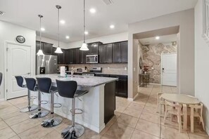 Private kitchen - 5 bdrm Pet friendly, private pool, comm. waterpark (Davenport)