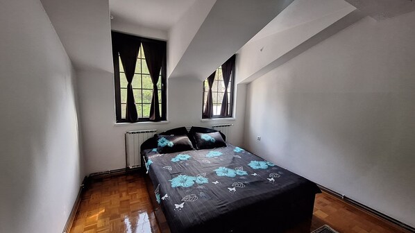 2 habitaciones, tabla de planchar con plancha, wifi y ropa de cama