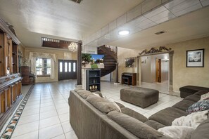 Smart TV - Beautiful Mediterranean Home in Mesilla Park (Mesilla Park)