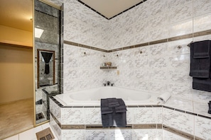 Shower, jetted bath, hair dryer, bidet - Beautiful Mediterranean Home in Mesilla Park (Mesilla Park)