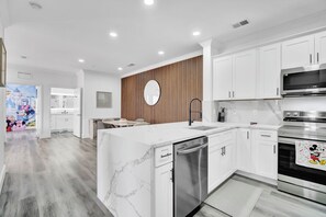 Fridge, microwave, oven, stovetop - Luxury Stay Near Orlando Theme Parks (Davenport)