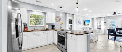 Refrigerador, microondas, horno, placa de cocina