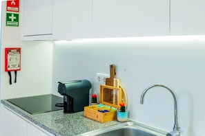 Coffee/tea maker, fridge, microwave, stovetop - VIVA República Serviced Apartment 1F (Porto)