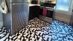 Une cuisine compacte équipée d’un réfrigérateur, d’un four à micro-ondes, d’une cuisinière et d’un four.