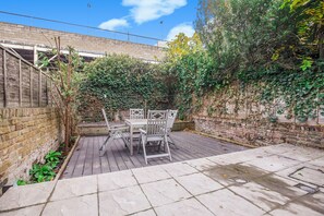 Outdoor dining - Moder Apartment in West London (London)