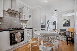 Private kitchen - Moder Apartment in West London (London)