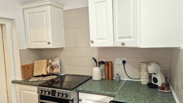 Mikrowelle, Ofen, Herdplatte, Wasserkocher mit Kaffee-/Teezubehör