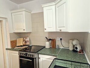 Mikrowelle, Ofen, Herdplatte, Wasserkocher mit Kaffee-/Teezubehör