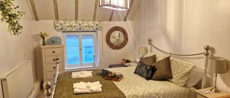 1 slaapkamer, een strijkplank/strijkijzer, gratis wifi, beddengoed