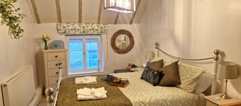 Entire Grade 2 listed cottage in Thornton-Le-Dale