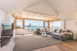 Smart TV - Nelson Waterfront Apartment, Stunning Harbour Views, Walk to Beach & Restaurants (Nelson)