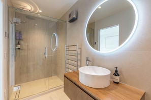 Douche, sèche-cheveux, serviettes fournies, savon