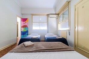 Habitación cuádruple, vistas a la montaña | Tabla de planchar con plancha, wifi gratis, ropa de cama