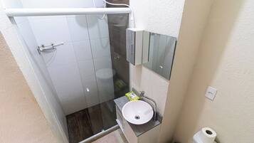 Un bagno piccolo e funzionale con doccia, lavandino e servizi igienici.