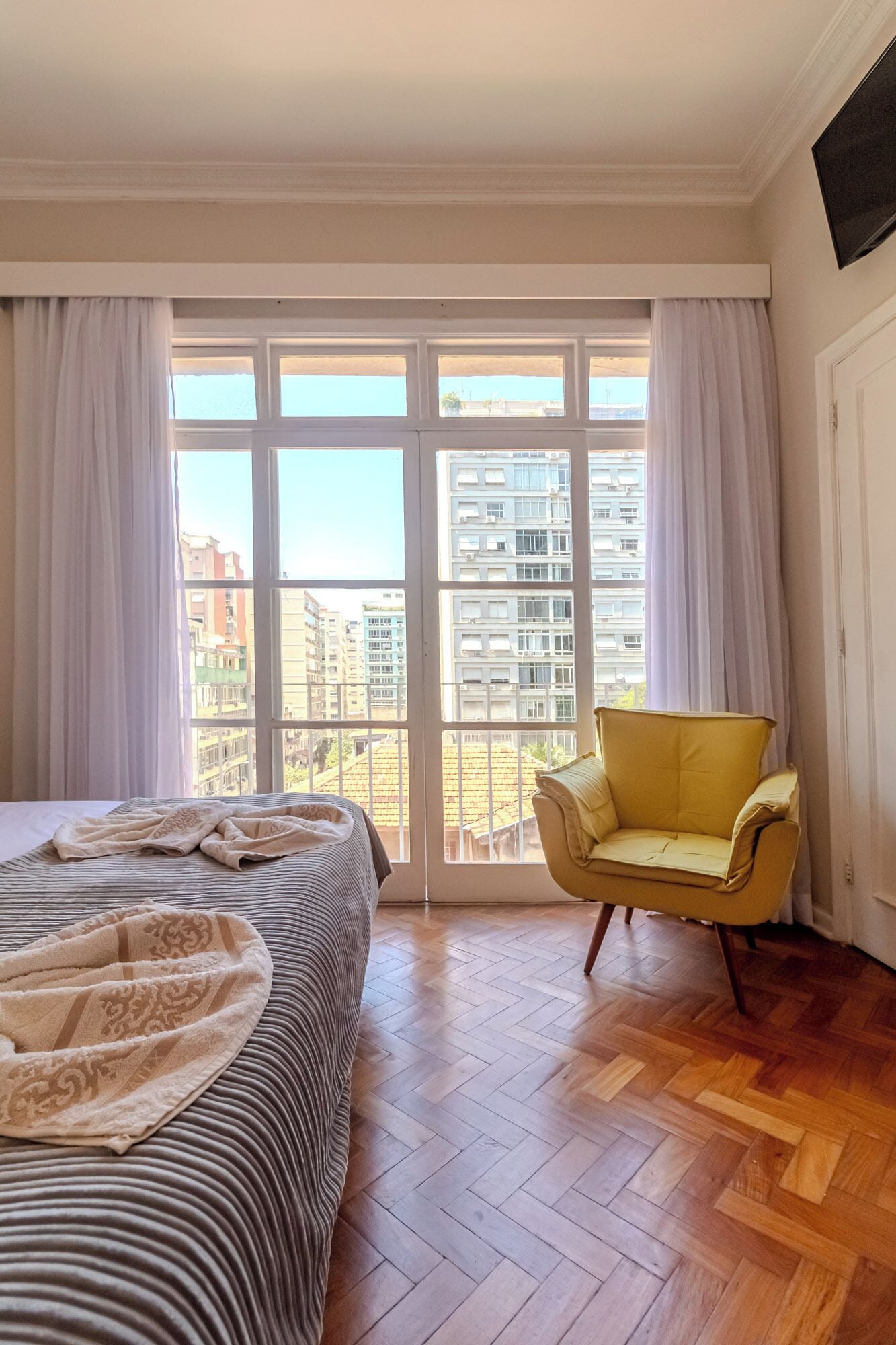 Suíte, 1 cama King, vista para a cidade | Ferros/tábuas de passar roupa, Wi-Fi de cortesia