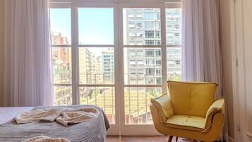 Suíte, 1 cama King, vista para a cidade | Ferros/tábuas de passar roupa, Wi-Fi de cortesia